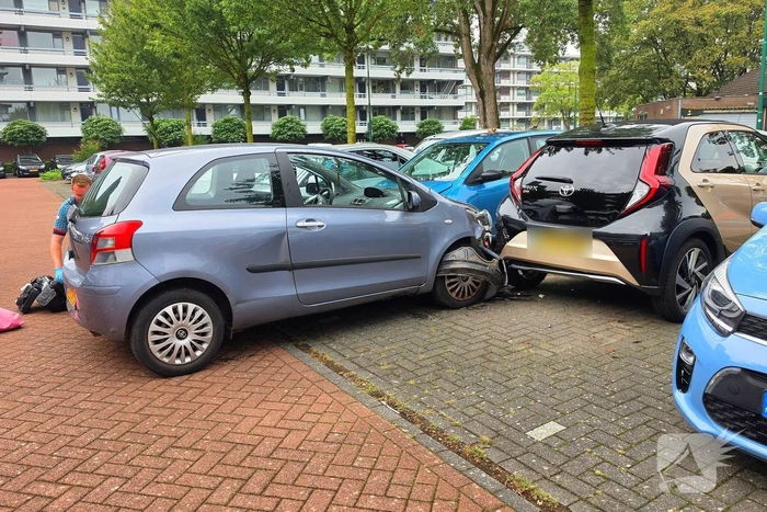 Oudere dame verliest controle over auto