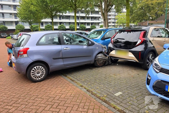 Oudere dame verliest controle over auto