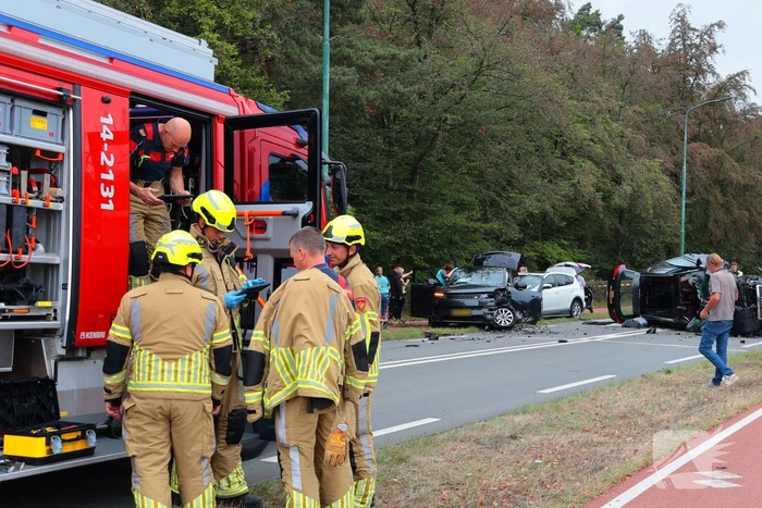 Zwaar ongeval tussen vier auto's zorgt voor gewonden