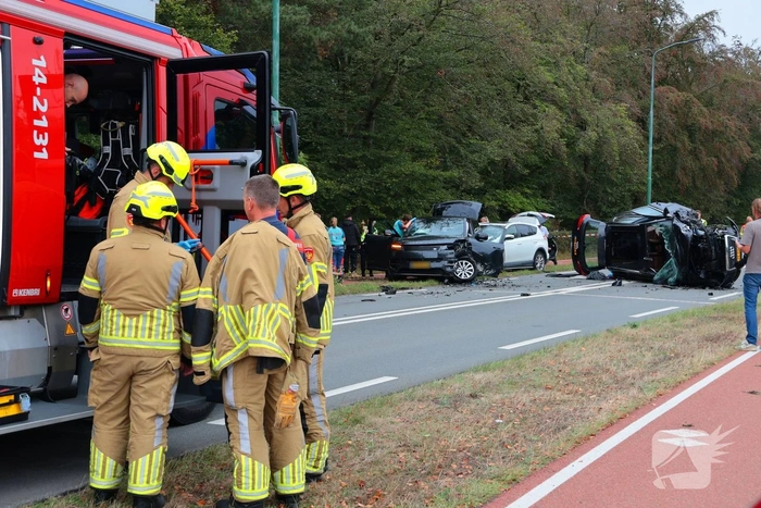 Zwaar ongeval tussen vier auto's zorgt voor gewonden