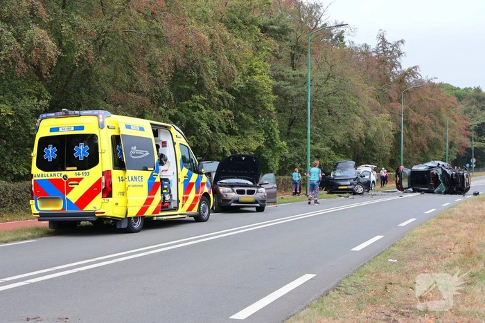 Zwaar ongeval tussen vier auto's zorgt voor gewonden