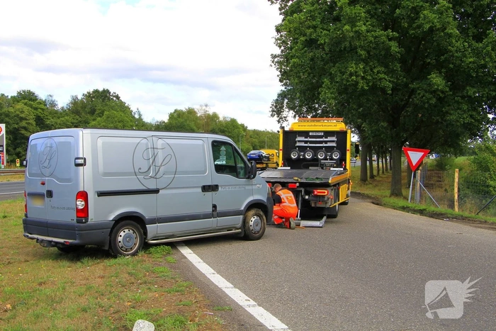 Bestelbus belandt in greppel na ongeval