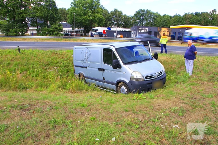 Bestelbus belandt in greppel na ongeval