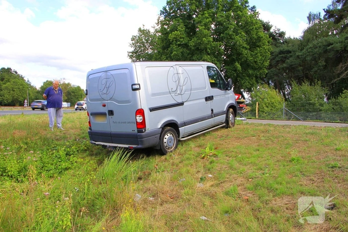 Bestelbus belandt in greppel na ongeval