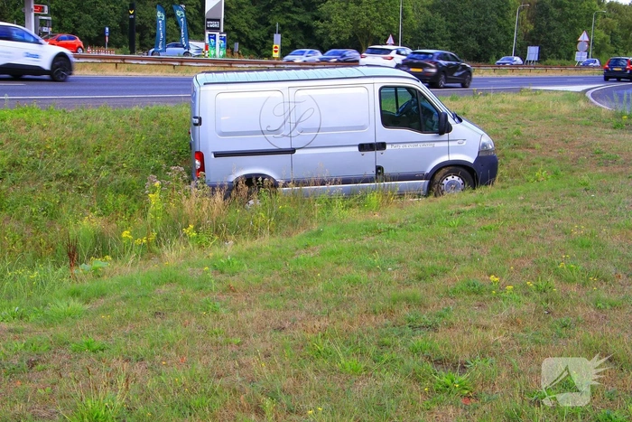 Bestelbus belandt in greppel na ongeval