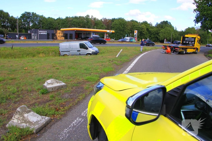 Bestelbus belandt in greppel na ongeval