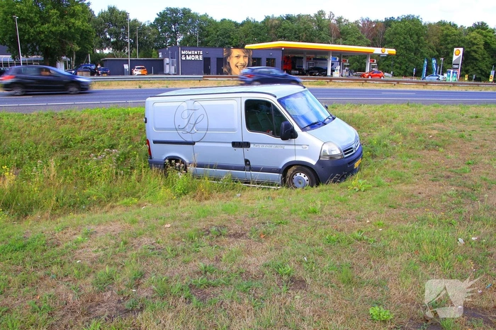 Bestelbus belandt in greppel na ongeval