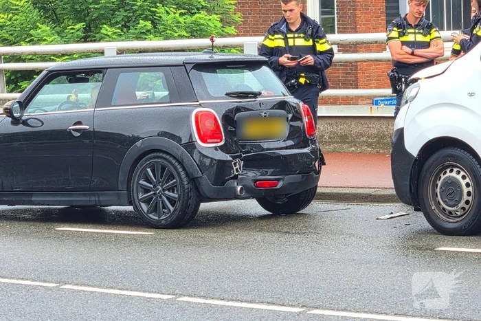 Ongeval tussen busje en auto
