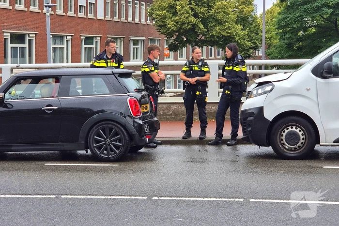Ongeval tussen busje en auto