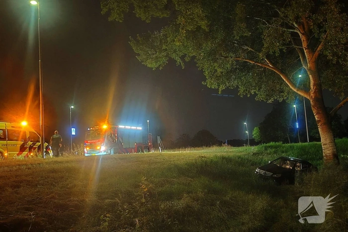 Auto bijna in de het water door ongeval