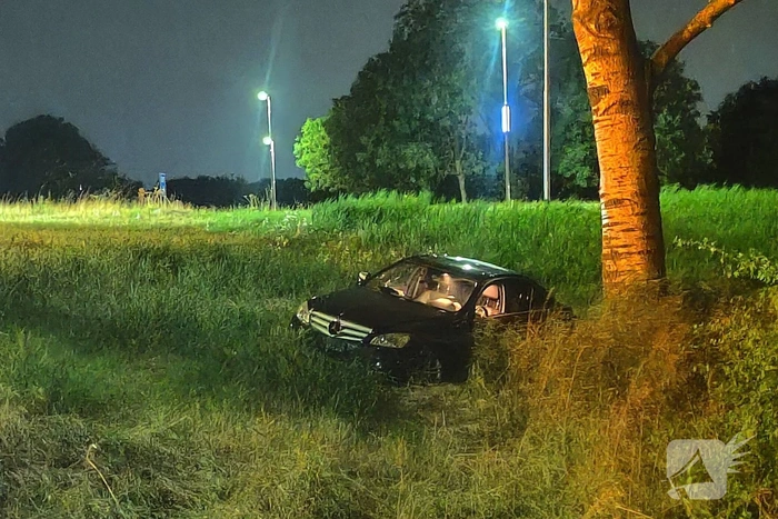 Auto bijna in de het water door ongeval