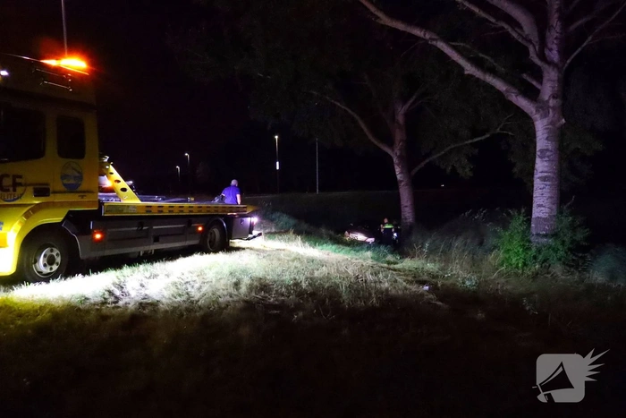 Auto bijna in de het water door ongeval