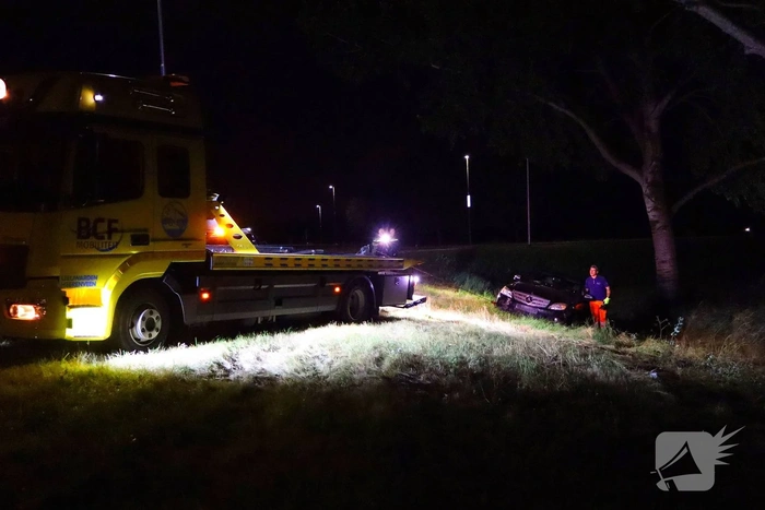 Auto bijna in de het water door ongeval