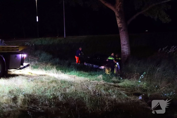 Auto bijna in de het water door ongeval