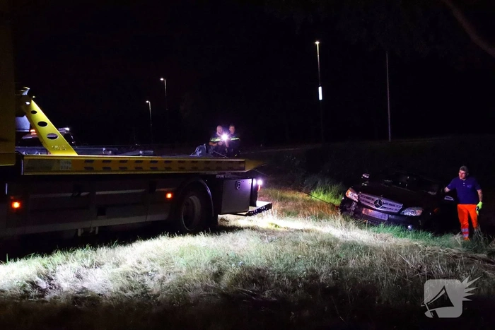 Auto bijna in de het water door ongeval