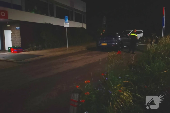 Porsche knalt tegen plantenbakken aan