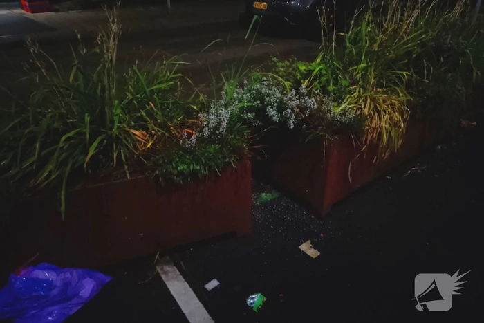 Porsche knalt tegen plantenbakken aan