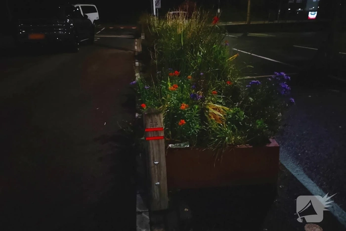 Porsche knalt tegen plantenbakken aan