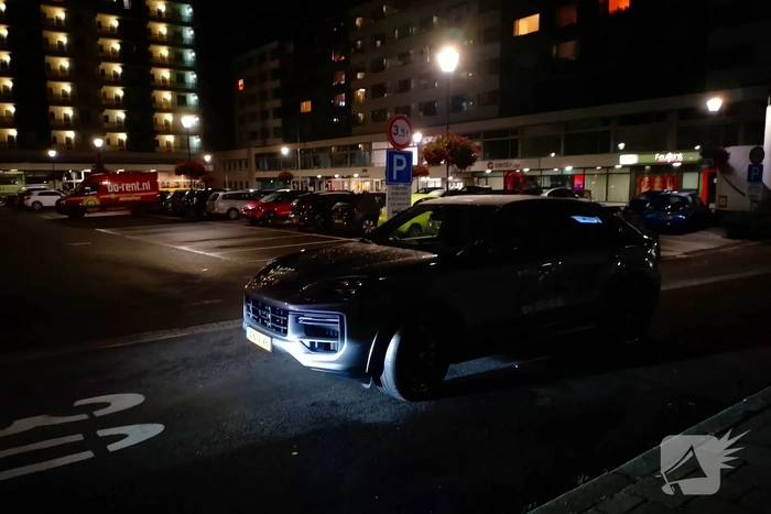 Porsche knalt tegen plantenbakken aan