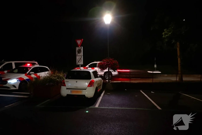 Porsche knalt tegen plantenbakken aan