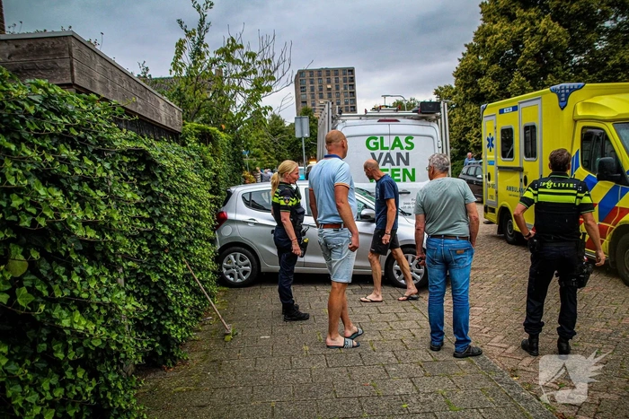 Auto botst tegen schutting na ongeval