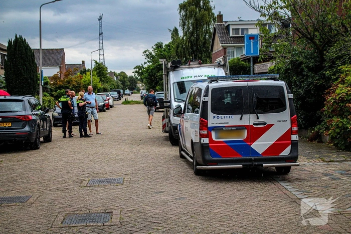 Auto botst tegen schutting na ongeval