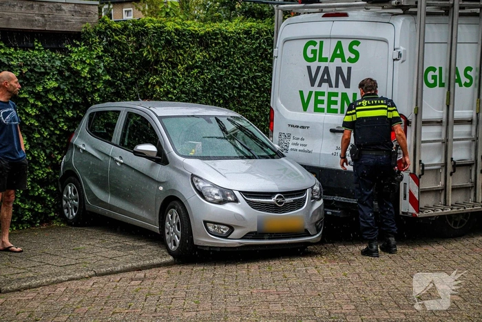 Auto botst tegen schutting na ongeval