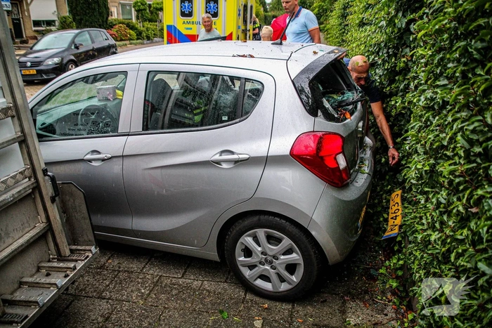 Auto botst tegen schutting na ongeval