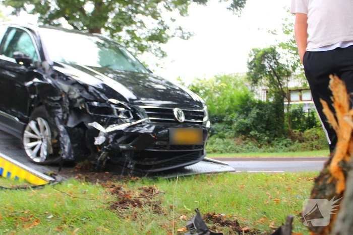 Auto tegen boom