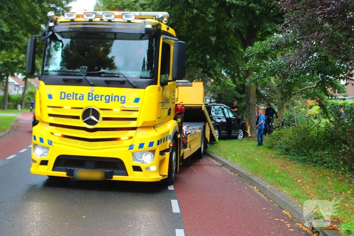 Auto tegen boom
