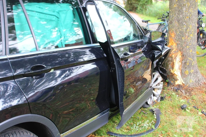 Auto tegen boom