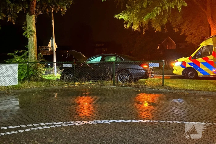 Auto botst tegen boom