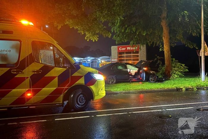 Auto botst tegen boom