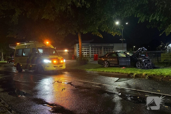 Auto botst tegen boom