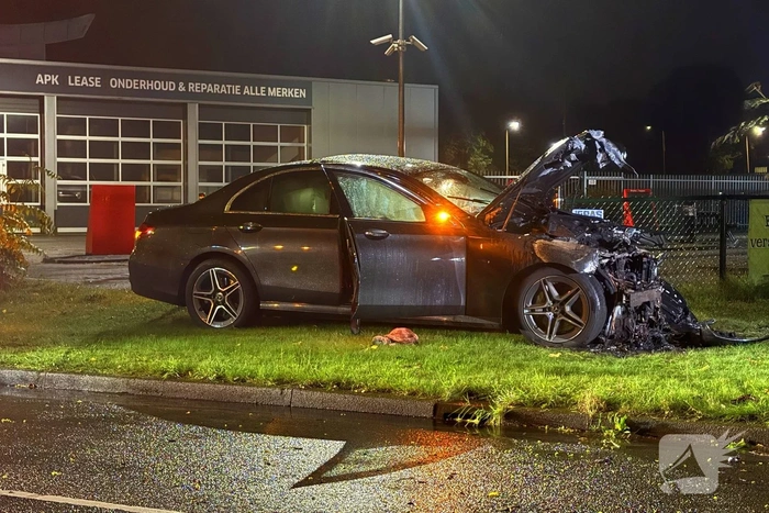 Auto botst tegen boom