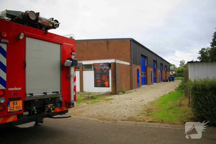 Stookvuur achter bedrijf leidt tot brandalarm