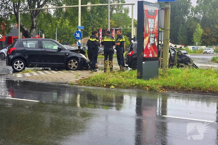 Auto's botsen op elkaar, één persoon gecontroleerd