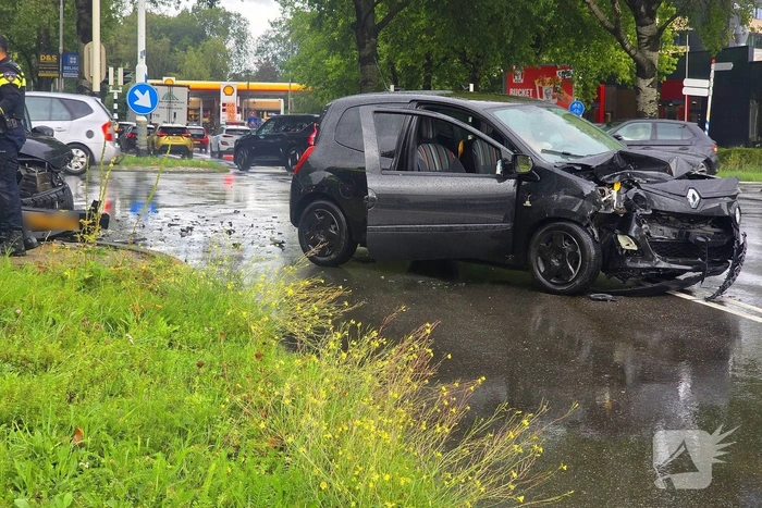 Auto's botsen op elkaar, één persoon gecontroleerd