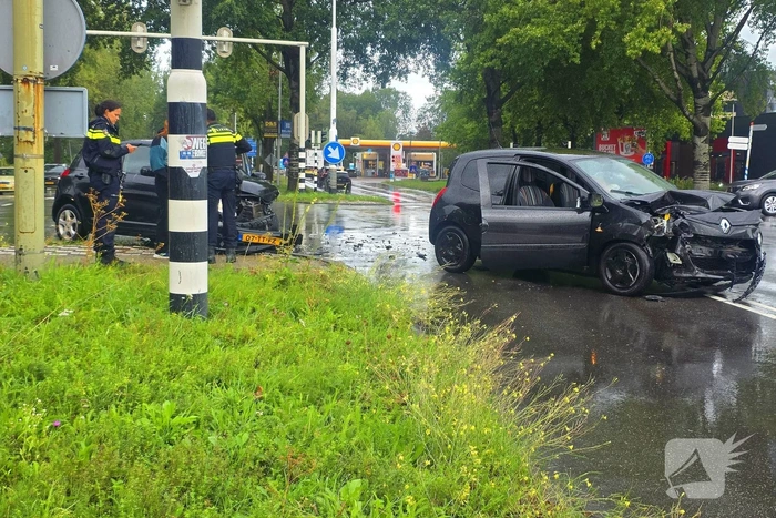 Auto's botsen op elkaar, één persoon gecontroleerd
