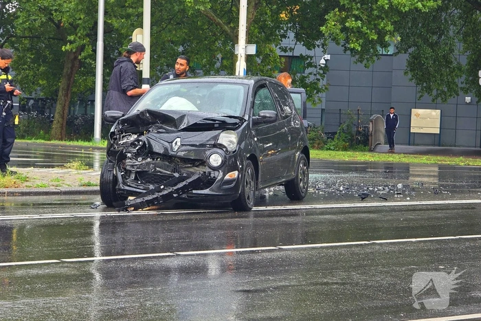 Auto's botsen op elkaar, één persoon gecontroleerd