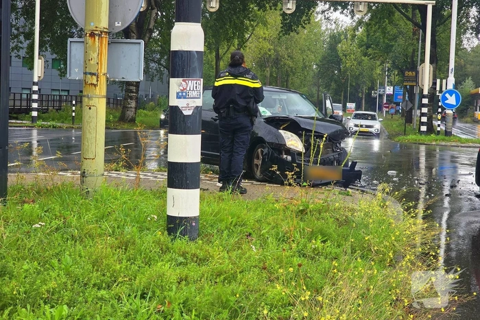 Auto's botsen op elkaar, één persoon gecontroleerd