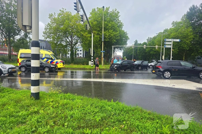 Auto's botsen op elkaar, één persoon gecontroleerd