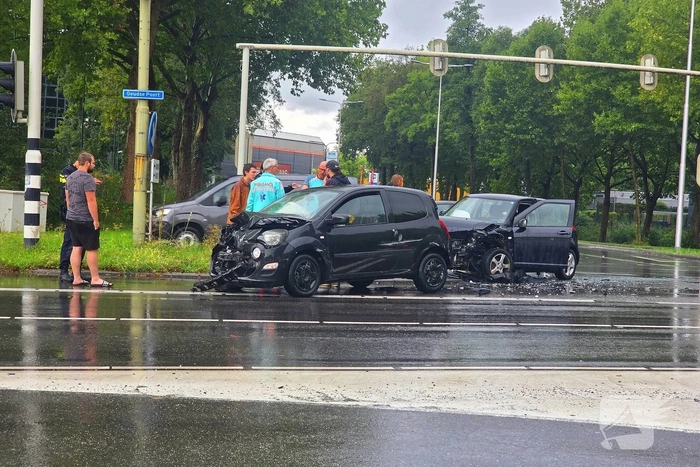 Auto's botsen op elkaar, één persoon gecontroleerd