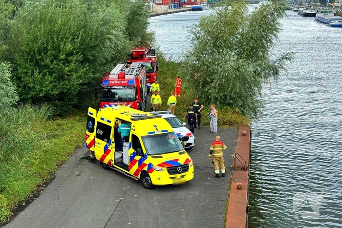 Man springt in kanaal achter hond
