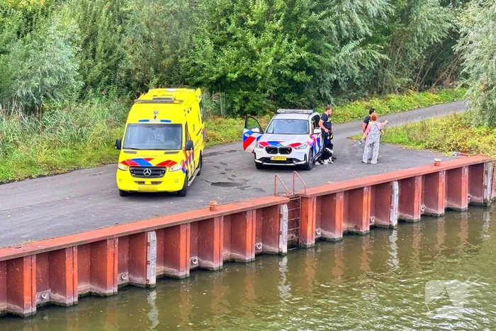 Man springt in kanaal achter hond
