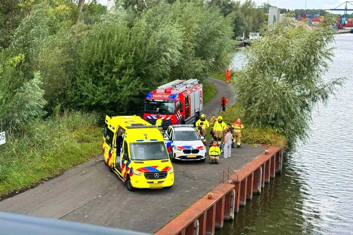 Man springt in kanaal achter hond
