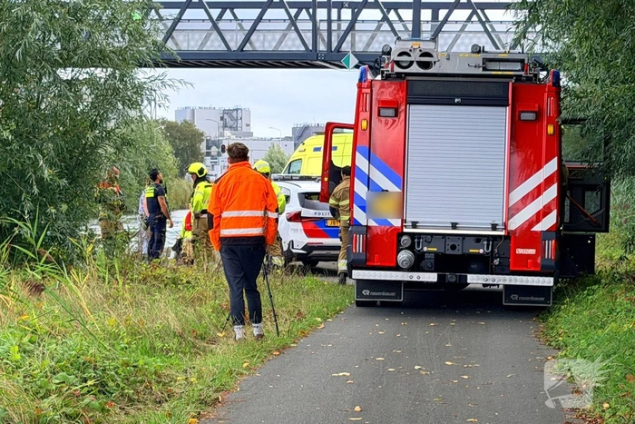 Man springt in kanaal achter hond