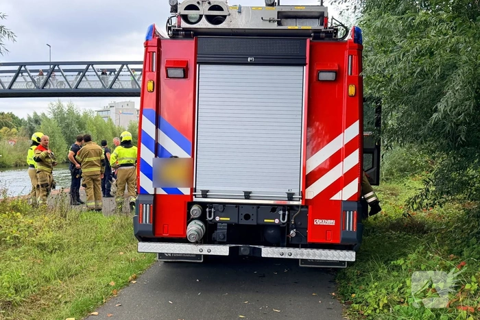 Man springt in kanaal achter hond