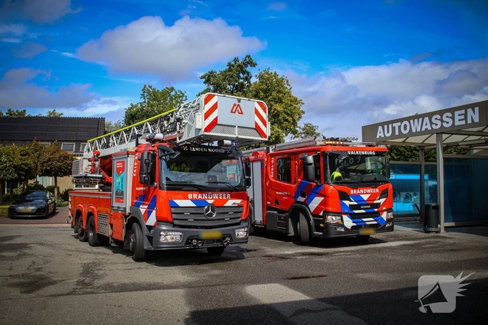 Hek breekt af van woonboot, persoon valt in water tussen twee woonboten