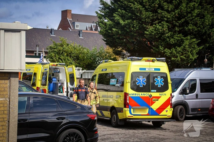 Hek breekt af van woonboot, persoon valt in water tussen twee woonboten